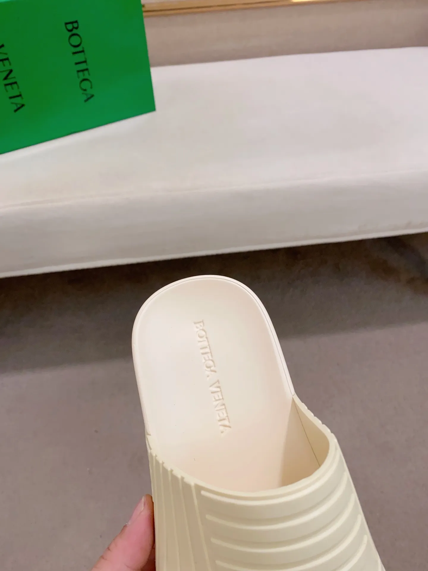 Men's shoes💰: 340💰Couple style👫【BV~Bottega Veneta】Trendy new slippers are on the market, the same style as the official website. Counter quality [strong][strong][strong] Selected rubber fabrics, high-end atmosphere, super cost-effective model. Original wear-resistant rubber outsole. Fine workmanship. The upper layer of materials is used. The quality is visible. Shoe size: Female 36-40. Male 38-46